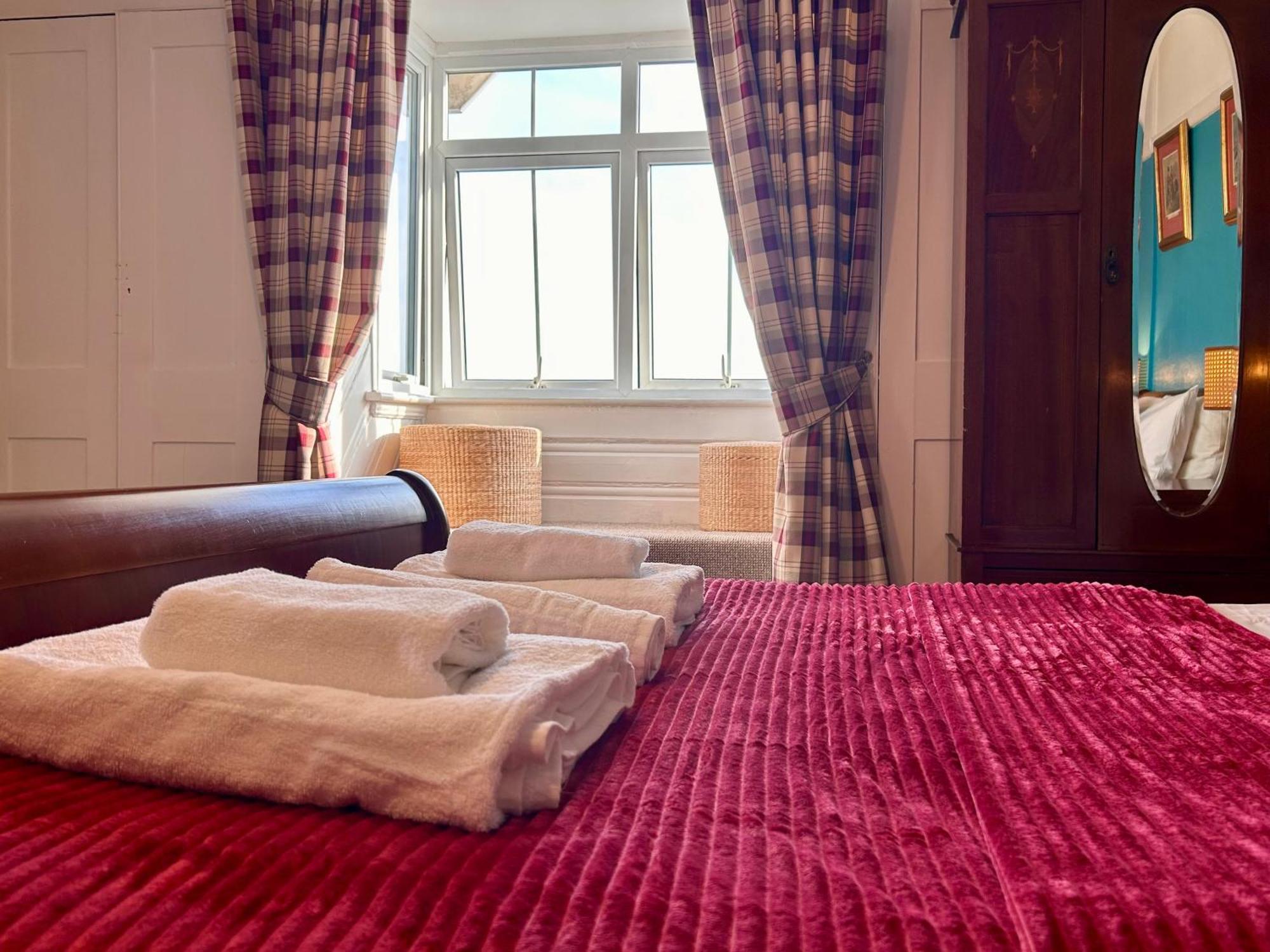 Clarence Quarters Self-Catering Guest House Portsmouth Ruang foto